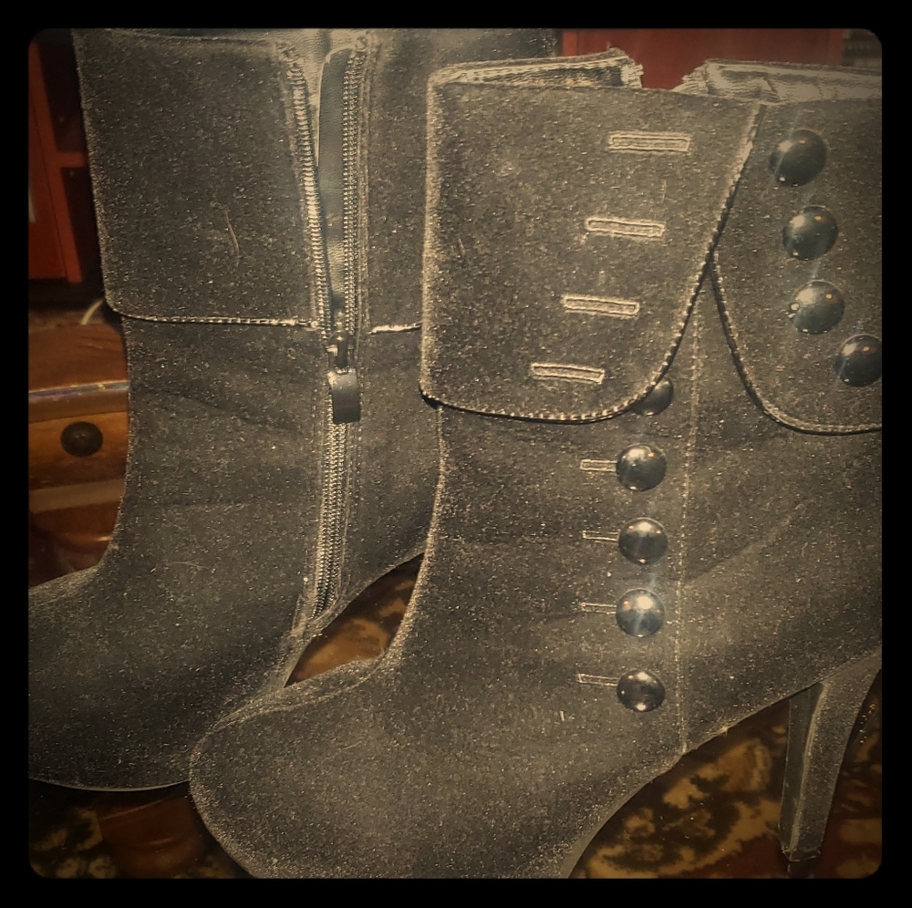 Black heel boots